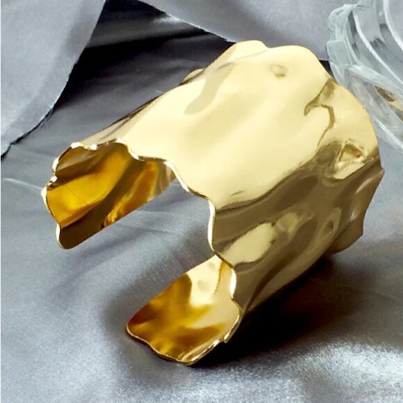 Gold toned textured cuff bangle chic classic trending - Picture 1 of 2